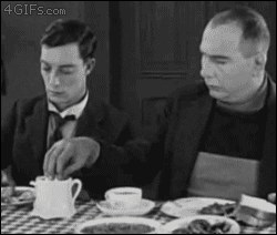 Buster Keaton remplit le sucrier avec du café, ça va plus vite